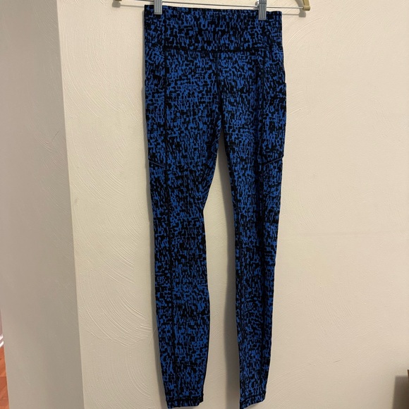 Women’s NWOT Lululemon Blue and Black Patterned Leggings Size 4 full length - Picture 1 of 3